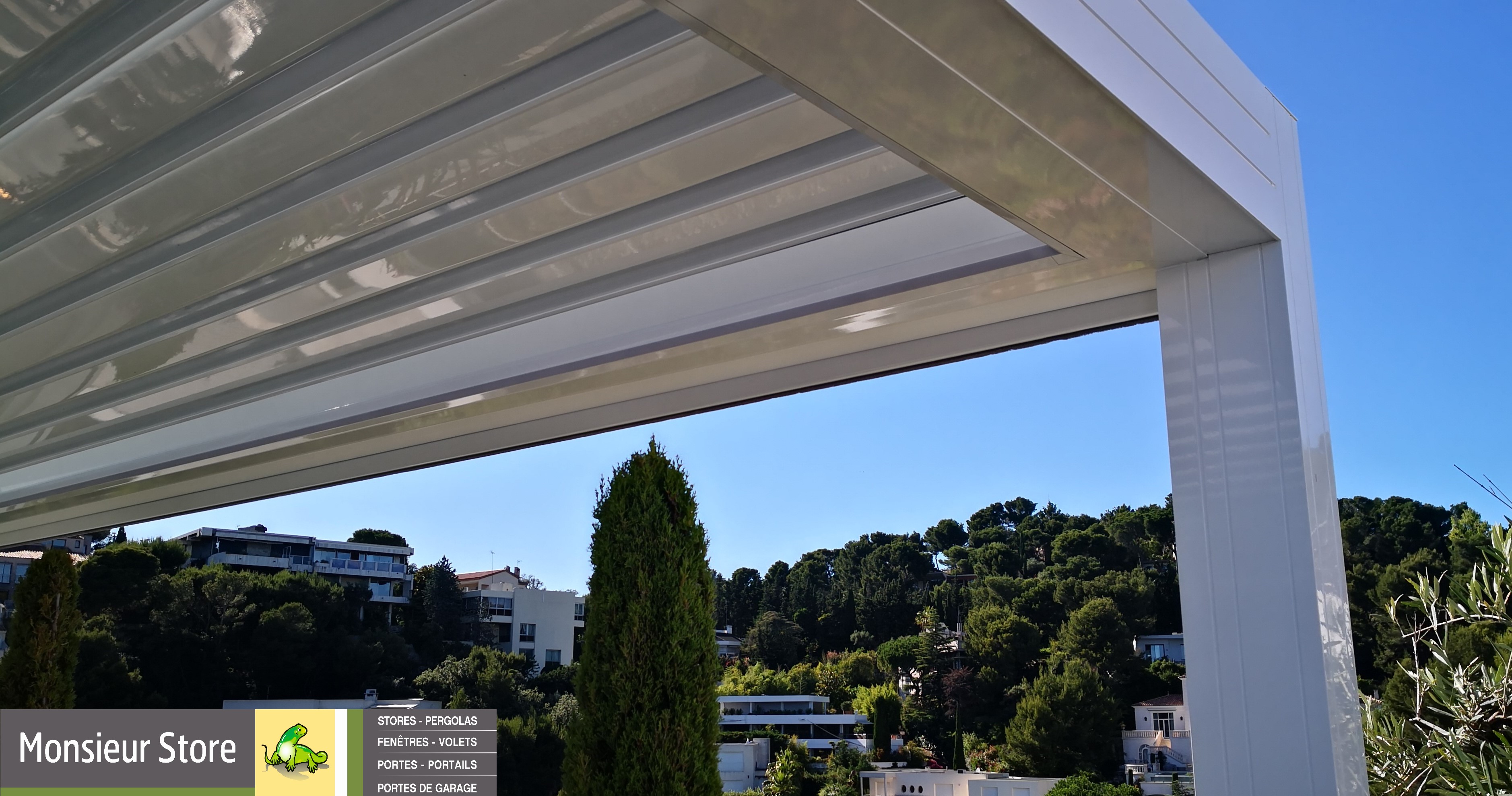 exemple d'angle de pergola bioclimatique avec structure en aluminium blanc, lames orientables résistantes au vent et a la chaleur et leds intégrées sur terrasse neuve par monsieur store Puyricard